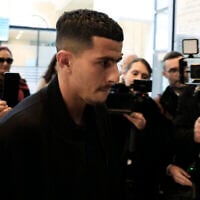 Le footballeur algérien de Nice Youcef Atal arrive au palais de justice de Nice, pour son procès pour incitation à la haine, le 18 décembre 2023. (Crédit : Valery HACHE / AFP)