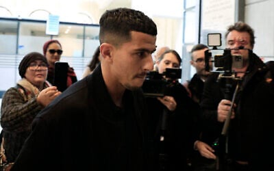 Le footballeur algérien de Nice Youcef Atal arrive au palais de justice de Nice, pour son procès pour incitation à la haine, le 18 décembre 2023. (Crédit : Valery HACHE / AFP)
