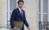 Le ministre français de l'Éducation et de la Jeunesse, Gabriel Attal, quitte le Palais présidentiel de l'Elysée après la réunion hebdomadaire du cabinet, le 20 décembre 2023. (Crédit : Ludovic MARIN / AFP)