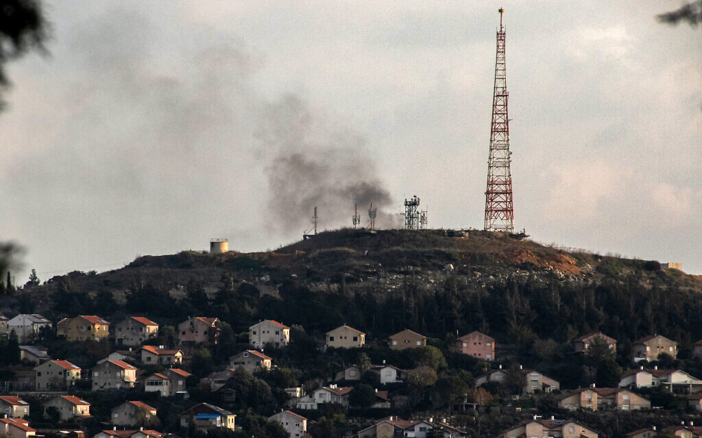 Illustration : De la fumée s'échappant de la frontière au nord d'Israël à proximité d'une installation militaire à Metula, après que le groupe terroriste libanais du Hezbollah a lancé une salve de roquettes, sur une photo prise depuis le sud du Liban, le 31 décembre 2023. (Crédit : Hasan Fneich/AFP