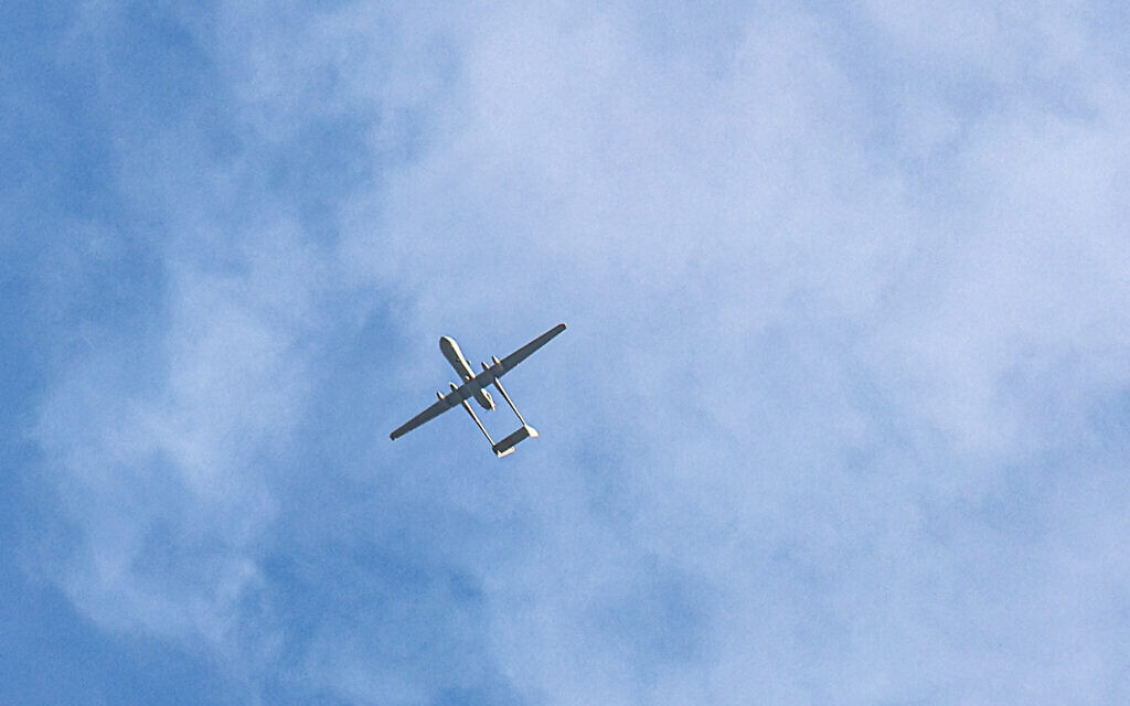 Illustration : Un drone israélien, au milieu du conflit en cours entre Israël et le groupe terroriste palestinien du Hamas, survolant Rafah, dans le sud de la bande de Gaza, le 3 janvier 2024. (Crédit : AFP)