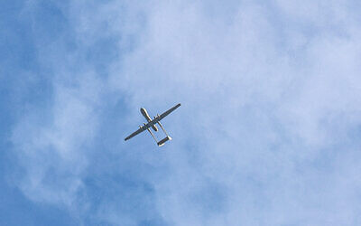 Illustration : Un drone israélien, au milieu du conflit en cours entre Israël et le groupe terroriste palestinien du Hamas, survolant Rafah, dans le sud de la bande de Gaza, le 3 janvier 2024. (Crédit : AFP)