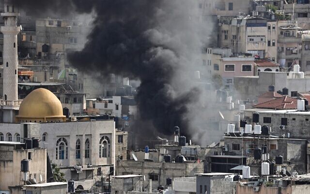 Illustration : De la fumée s'élève au-dessus des bâtiments dans le camp de réfugiés de Nur Shams en Cisjordanie, lors d'une opération continue de l'IDF le 4 janvier 2024. (Crédit : Zain JAAFAR / AFP)