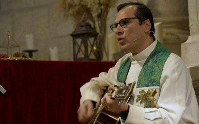 Munther Isaac, pasteur à Bethléem. (Crédit : AFPTV)