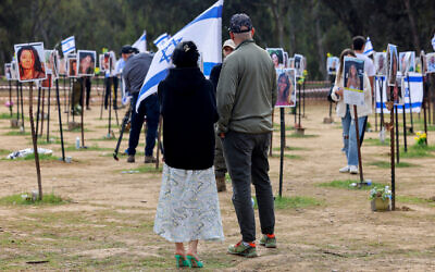 Les proches et les amis des fêtards tués ou capturés par le Hamas pendant la rave Supernova, le 7 octobre, pendant une visite réalisée aux abords du kibboutz Reim, dans le sud d'Israël, le 5 janvier 2024. (Crédit : JACK GUEZ / AFP)