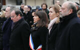 Illustration : L'ancien président français François Hollande, la maire de Paris Anne Hidalgo, la présidente de l'Assemblée nationale française Yaël Braun-Pivet et le ministre français de la Justice Eric Dupond-Moretti assistant à un hommage au policier français Ahmed Merabet, victime de l'attaque contre le magazine satirique Charlie Hebdo le 7 janvier 2015, qui a tué 12 personnes, à Paris, le 7 janvier 2024. (Crédit :  Dimitar Dilkoff/POOL/AFP)
