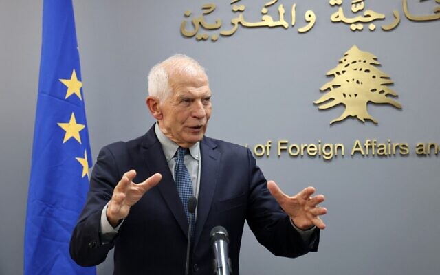 Josep Borrell, haut représentant de l'Union européenne pour les Affaires étrangères et la politique de sécurité, s'exprimant lors d'une conférence de presse conjointe avec le ministre des Affaires étrangères du Liban à l'issue de leur rencontre, à Beyrouth, le 6 janvier 2024. (Crédit : Anwar Amro/AFP)