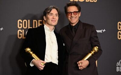 L'acteur irlandais Cillian Murphy et l'acteur américain Robert Downey Jr. posant dans la salle de presse avec les prix de la meilleure performance masculine dans un film dramatique et de la meilleure performance masculine dans un second rôle lors de la 81e édition des Golden Globe Awards, à l'hôtel Beverly Hilton de Beverly Hills, en Californie, le 7 janvier 2024. (Crédit : Robyn Beck/AFP)