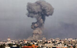 Un panache de fumée s’élevant au-dessus de Khan Younès, dans le sud de la bande de Gaza, le 8 janvier 2024. (Crédit : AFP)