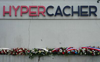 Des couronnes de fleurs déposées lors d'une cérémonie de commémoration marquant le neuvième anniversaire de l'attaque jihadiste contre le supermarché juif HyperCacher, qui a tué quatre personnes, à Paris, le 7 janvier 2024. (Crédit : Dimitar DILKOFF / POOL / AFP)