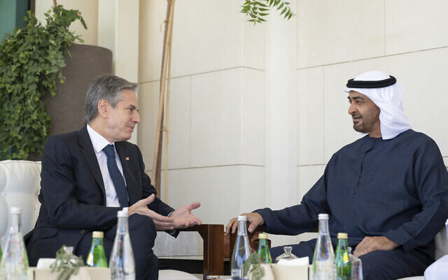 Le président des Émirats arabes unis, l'émir Mohamed ben Zayed al-Nahyan (à droite), rencontrant le secrétaire d'État américain Antony Blinken, au palais al-Shati, à Abou Dhabi, le 8 janvier 2024. (Crédit : Abdulla al-Bedwawi/Cour présidentielle des Émirats arabes unis/AFP) Le président des Émirats arabes unis, l'émir Mohamed ben Zayed al-Nahyan (à droite), rencontrant le secrétaire d'État américain Antony Blinken, au palais al-Shati, à Abou Dhabi, le 8 janvier 2024. (Crédit : Abdulla al-Bedwawi/Cour présidentielle des Émirats arabes unis/AFP)
