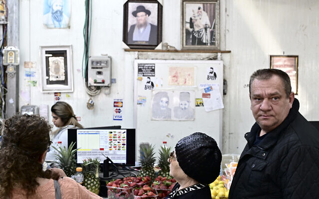 Des gens font leurs courses sur un marché de la ville côtière israélienne d'Ashkelon, le 8 janvier 2024, au milieu des combats incessants entre Israël et le groupe terroriste palestinien Hamas dans la bande de Gaza voisine. (Crédit : Alberto PIZZOLI / AFP) Des gens font leurs courses sur un marché de la ville côtière israélienne d'Ashkelon, le 8 janvier 2024, au milieu des combats incessants entre Israël et le groupe terroriste palestinien Hamas dans la bande de Gaza voisine. (Crédit : Alberto PIZZOLI / AFP)