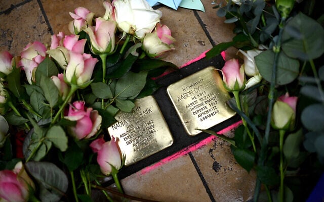 Les deux pavés de la mémoire installés lors d'une cérémonie en hommage aux parents du neuropsychiatre français Boris Cyrulnik, Aaron et Nadia Cyrulnik, déportés en 1942 et 1943 au camp de concentration d'Auschwitz, devant leur dernière demeure, à Bordeaux, le 10 janvier 2024. (Crédit : Christophe ARCHAMBAULT / AFP) Les deux pavés de la mémoire installés lors d'une cérémonie en hommage aux parents du neuropsychiatre français Boris Cyrulnik, Aaron et Nadia Cyrulnik, déportés en 1942 et 1943 au camp de concentration d'Auschwitz, devant leur dernière demeure, à Bordeaux, le 10 janvier 2024. (Crédit : Christophe ARCHAMBAULT / AFP)
