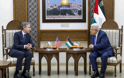 Le secrétaire d'Etat américain Antony Blinken rencontrant le président de l'Autorité palestinienne Mahmoud Abbas à Ramallah en Cisjordanie le 10 janvier 2024. (Crédit : Evelyn Hockstein/POOL/AFP)