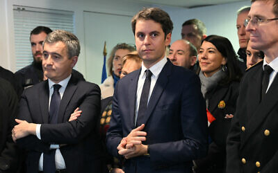 Le nouveau Premier ministre français Gabriel Attal (au centre), le ministre de l’Intérieur Gérald Darmanin (à gauche) et le préfet du Val d'Oise Philippe Court (à droite), lors d'une visite au commissariat d'Ermont-Eaubonne, au nord de Paris, le 10 janvier 2024. (Crédit : Bertrand GUAY / AFP)