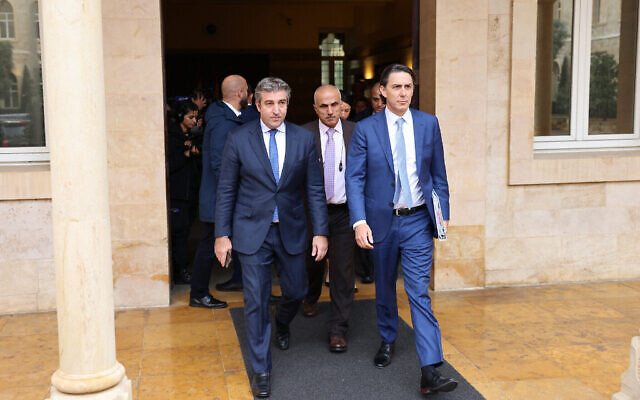 L'émissaire américain, Amos Hochstein, à droite, quittant le palais gouvernemental de Beyrouth, accompagné du responsable protocolaire libanais, à gauche, après sa réunion avec le Premier ministre par intérim du Liban le 11 janvier 2024, au milieu des tensions persistantes à la frontière libano-israélienne. (Crédit : Joseph EID / AFP) L'émissaire américain, Amos Hochstein, à droite, quittant le palais gouvernemental de Beyrouth, accompagné du responsable protocolaire libanais, à gauche, après sa réunion avec le Premier ministre par intérim du Liban le 11 janvier 2024, au milieu des tensions persistantes à la frontière libano-israélienne. (Crédit : Joseph EID / AFP)