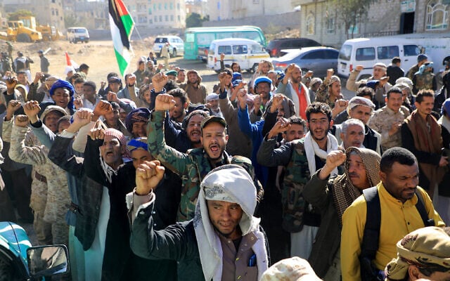 Des manifestants yéménites participant à une marche de solidarité avec le peuple palestinien à Sanaa, capitale du Yemen contrôlée par les Houthis, le 11 janvier 2024. (Crédit : Mohammed Huwaïs/AFP) Des manifestants yéménites participant à une marche de solidarité avec le peuple palestinien à Sanaa, capitale du Yemen contrôlée par les Houthis, le 11 janvier 2024. (Crédit : Mohammed Huwaïs/AFP)