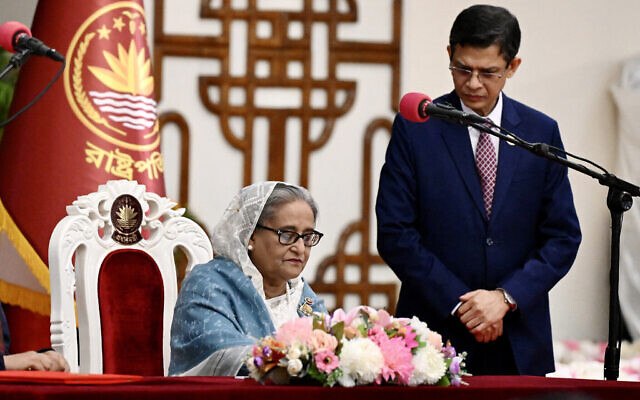 La Première ministre du Bangladesh Bangladesh Sheikh Hasina signe des documents après avoir été investie pour un cinquième mandat au palais présidentiel de Dhaka, le 11 janvier 2014. (Crédit : Munir Uz Zaman/AFP) La Première ministre du Bangladesh Bangladesh Sheikh Hasina signe des documents après avoir été investie pour un cinquième mandat au palais présidentiel de Dhaka, le 11 janvier 2014. (Crédit : Munir Uz Zaman/AFP)