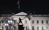 Un manifestant pro-palestinien brandissant un drapeau palestinien près de la Maison Blanche lors de la "Marche sur Washington pour Gaza", à Washington, le 13 janvier 2024. (Crédit : Roberto Schmidt/AFP)