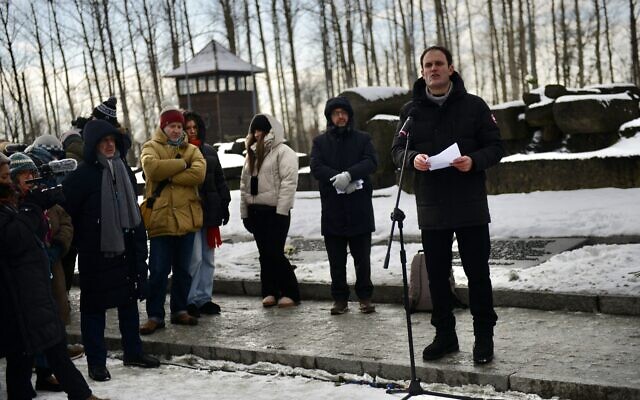 Le président du CRIF Yonathan Arfi s'exprimant sur le site du Mémorial et du Musée d'Auschwitz-Birkenau, ancien camp de concentration et d'extermination nazi allemand, lors d'une visite organisée par le Conseil Représentatif des Institutions juives de France de représentants du sport français, à Oswiecim, en Pologne, le 14 janvier 2024. (Crédit : Bartosz Siedlik/AFP) Le président du CRIF Yonathan Arfi s'exprimant sur le site du Mémorial et du Musée d'Auschwitz-Birkenau, ancien camp de concentration et d'extermination nazi allemand, lors d'une visite organisée par le Conseil Représentatif des Institutions juives de France de représentants du sport français, à Oswiecim, en Pologne, le 14 janvier 2024. (Crédit : Bartosz Siedlik/AFP)