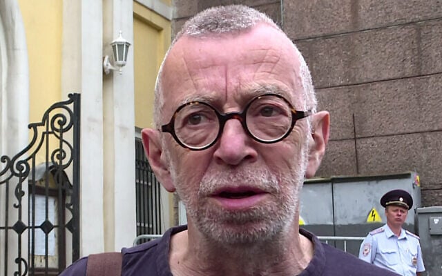 Le poète russe Lev Rubinstein s'adressant aux journalistes à l'extérieur d'une église où s'est déroulée la cérémonie d'adieu au réalisateur Alexander Rastorguyev, à Moscou, le 7 août 2018. (Crédit : Capture d’écran AFPTV teams/AFP) Le poète russe Lev Rubinstein s'adressant aux journalistes à l'extérieur d'une église où s'est déroulée la cérémonie d'adieu au réalisateur Alexander Rastorguyev, à Moscou, le 7 août 2018. (Crédit : Capture d’écran AFPTV teams/AFP)