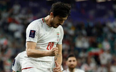 L'avant-centre iranien numéro 20, Sardar Azmoun, après avoir marqué le quatrième but de son équipe lors du match de football du Groupe C de la Coupe d'Asie de l'AFC entre l'Iran et la Palestine au stade Education City à Al-Rayyan, à l'ouest de Doha, le 14 janvier 2024. (Crédit : KARIM JAAFAR / AFP)