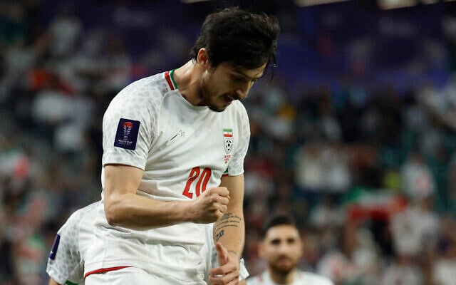 L'avant-centre iranien numéro 20, Sardar Azmoun, après avoir marqué le quatrième but de son équipe lors du match de football du Groupe C de la Coupe d'Asie de l'AFC entre l'Iran et la Palestine au stade Education City à Al-Rayyan, à l'ouest de Doha, le 14 janvier 2024. (Crédit : KARIM JAAFAR / AFP)