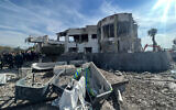 Un bâtiment endommagé sur un site touché par une attaque à la roquette lancée par le Corps des Gardiens de la Révolution islamique (CGRI), à Erbil, la capitale de la région autonome kurde du nord de l'Irak, sur une photo diffusée et prise le 16 janvier 2024. (Crédit : Kurdistan24/AFP)