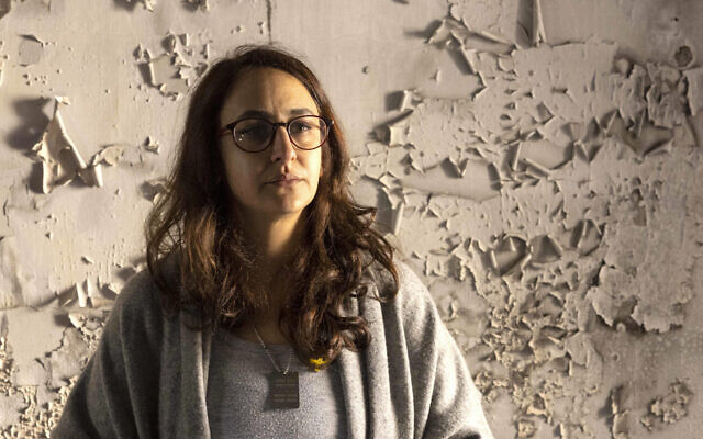 Sharon Aloni-Cunio, une ex-otage israélienne s'adresse à la presse dans sa maison en ruines du kibboutz Nir Oz, près de la frontière avec la bande de Gaza, le 16 janvier 2024 (Crédit :  MENAHEM KAHANA / AFP)
