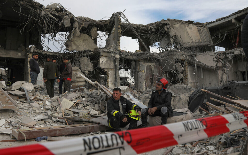 Une équipe de défense civile mène des opérations de recherche et de sauvetage dans un bâtiment endommagé suite à une frappe de missile lancée par le Corps des Gardiens de la révolution iraniens sur la capitale du Kurdistan, Erbil, le 17 janvier 2024. (Crédit : Safin HAMID / AFP) Une équipe de défense civile mène des opérations de recherche et de sauvetage dans un bâtiment endommagé suite à une frappe de missile lancée par le Corps des Gardiens de la révolution iraniens sur la capitale du Kurdistan, Erbil, le 17 janvier 2024. (Crédit : Safin HAMID / AFP)
