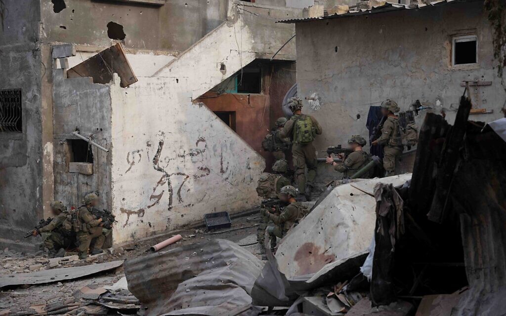 Les forces de Tsahal opèrent dans la bande de Gaza, sur une photo publiée le 1er janvier 2024. (Crédit : Armée israélienne)