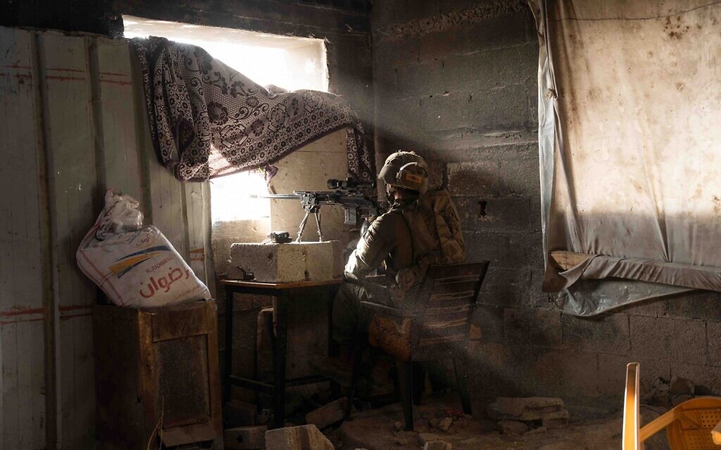 Les forces de Tsahal opèrent dans la bande de Gaza, sur une photo publiée le 1er janvier 2024. (Crédit : Armée israélienne)