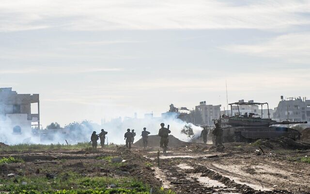 Des soldats de l’armée israélienne opérant dans la bande de Gaza sur une photo autorisée à la publication le 18 janvier 2024. (Crédit : Armée israélienne) Des soldats de l’armée israélienne opérant dans la bande de Gaza sur une photo autorisée à la publication le 18 janvier 2024. (Crédit : Armée israélienne)