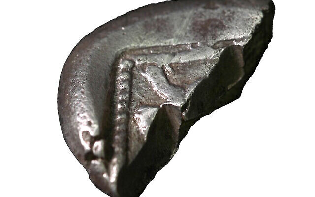 Une rarissime pièce d'argent datant de la période perse (5-6e siècles avant notre ère), découverte dans une maison de l'époque du Premier Temple dans les collines de Judée, dans une image publiée le 17 janvier 2024. (Crédit : Emil Aladjem/Autorité Israélienne des Antiquités)
