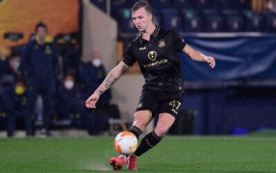 Le milieu de terrain israélien d'Eden Karzev du Maccabi Tel Aviv contrôle le ballon lors du match de football de la Ligue Europa de l'UEFA du groupe I entre Villarreal CF et le Maccabi Tel Aviv au stade La Ceramica à Vila-real le 5 novembre 2020. (Crédit : AFP / JOSE JORDAN