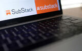 Illustration : Le logo Substack, la plus grande plateforme de lettres d'information au monde, sur l'écran d'un ordinateur portable, à Los Angeles, le 23 avril 2021. (Crédit : Chris Delmas/AFP)