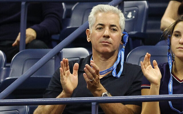 Bill Ackman, regardant Emma Raducanu de Grande-Bretagne jouer contre Maria Sakkari de Grèce pendant leur match de demi-finale du simple féminin lors de la onzième journée de l'US Open 2021, à l'USTA Billie Jean King National Tennis Center, dans le quartier de Flushing de l'arrondissement de Queens, à New York, le 9 septembre 2021. (Crédit : Elsa/Getty Images/AFP)