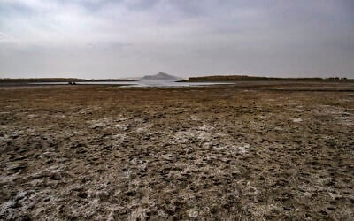 La sécheresse et l'absence d'eau dans l'Euphrate, dans la campagne située à l'Est de Taqba, dans le gouvernorat syrien de Raqqa, le 22 novembre 2022. (Crédit : Delil SOULEIMAN / AFP)