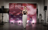 L'actrice allemande Sandra Hueller pose avec son trophée d'"actrice européenne" pour son rôle dans "L'Anatomie d'une chute" lors de la 36e cérémonie des European Film Awards à Berlin, le 9 décembre 2023. (Crédit : par Odd ANDERSEN / AFP)