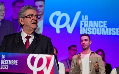 Le fondateur du parti d'extrême-gauche la France Insoumise (LFI), Jean-Luc Mélenchon, prononce un discours à Rennes, le 14 décembre 2023. (Crédit : GUILLAUME SOUVANT / AFP)
