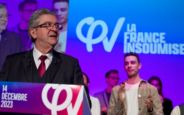 Le fondateur du parti d'extrême-gauche la France Insoumise (LFI), Jean-Luc Mélenchon, prononce un discours à Rennes, le 14 décembre 2023. (Crédit : GUILLAUME SOUVANT / AFP) Le fondateur du parti d'extrême-gauche la France Insoumise (LFI), Jean-Luc Mélenchon, prononce un discours à Rennes, le 14 décembre 2023. (Crédit : GUILLAUME SOUVANT / AFP)