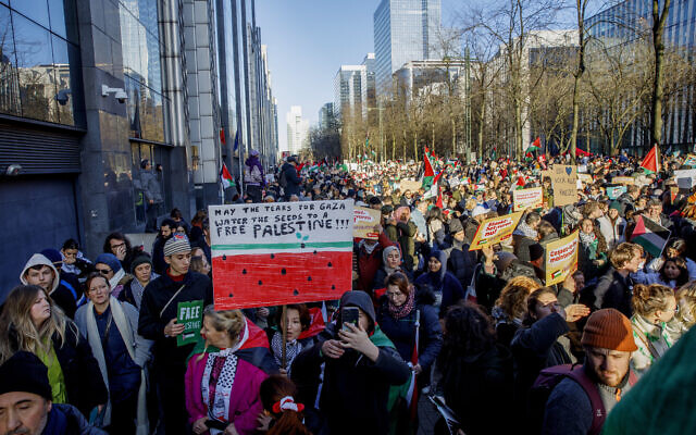 Des manifestants brandissant des pancartes et des drapeaux alors qu'ils défilent dans le centre-ville de Bruxelles lors d'un rassemblement appelant à un cessez-le-feu immédiat et permanent dans la guerre entre Israël et les terroristes palestiniens du Hamas à Gaza, à Bruxelles, le 17 décembre 2023. (Crédit : Hatim Kaghat/AFP) Des manifestants brandissant des pancartes et des drapeaux alors qu'ils défilent dans le centre-ville de Bruxelles lors d'un rassemblement appelant à un cessez-le-feu immédiat et permanent dans la guerre entre Israël et les terroristes palestiniens du Hamas à Gaza, à Bruxelles, le 17 décembre 2023. (Crédit : Hatim Kaghat/AFP)