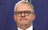 Le Premier ministre australien Anthony Albanese pendant une conférence de presse, à Sydney, le 20 décembre 2023. (Crédit : David Gray/AFP)
