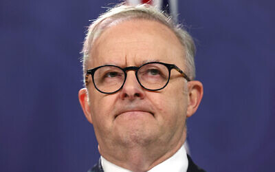 Le Premier ministre australien Anthony Albanese pendant une conférence de presse, à Sydney, le 20 décembre 2023. (Crédit : David Gray/AFP)