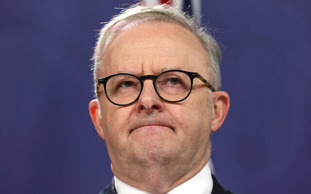 Le Premier ministre australien Anthony Albanese pendant une conférence de presse, à Sydney, le 20 décembre 2023. (Crédit : David Gray/AFP) Le Premier ministre australien Anthony Albanese pendant une conférence de presse, à Sydney, le 20 décembre 2023. (Crédit : David Gray/AFP)