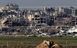 Des bâtiments détruits dans la bande de Gaza, sur une photo prise depuis le sud d'Israël, le 17 janvier 2024. (Crédit : Jack Guez/AFP)