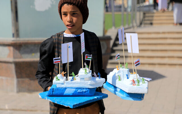 Un jeune Yéménite vend des maquettes du cargo Galaxy Leader, saisi par les combattants huthis en novembre 2023, à Sanaa le 18 janvier 2024. (Crédit : MOHAMMED HUWAIS / AFP) Un jeune Yéménite vend des maquettes du cargo Galaxy Leader, saisi par les combattants huthis en novembre 2023, à Sanaa le 18 janvier 2024. (Crédit : MOHAMMED HUWAIS / AFP)