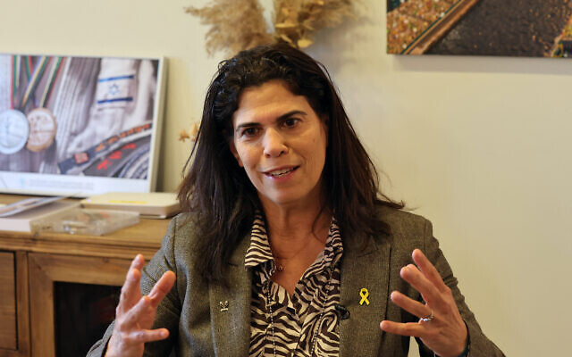 Yael Arad, présidente du comité olympique israélien, à Tel Aviv, le 18 janvier 2024. (Crédit : AHMAD GHARABLI / AFP) Yael Arad, présidente du comité olympique israélien, à Tel Aviv, le 18 janvier 2024. (Crédit : AHMAD GHARABLI / AFP)
