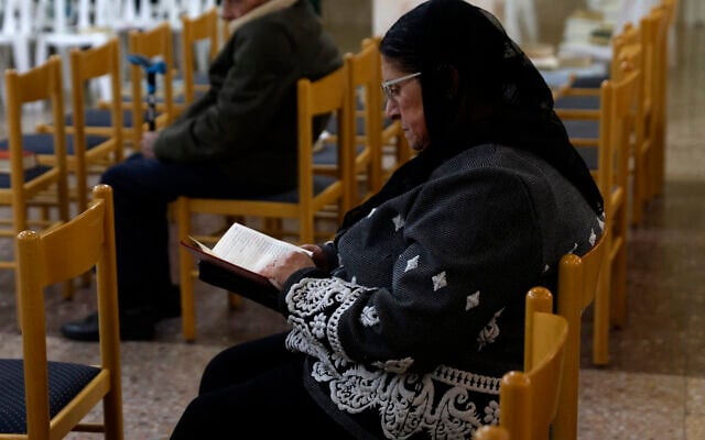 Des fidèles chrétiens à l'église de Jish, un village israélien à majorité chrétienne situé tout près de la frontière libanaise, dans le nord d'Israël, près de la frontière libanaise, le 17 janvier 2024. (Crédit : Jalaa Marey/AFP) Des fidèles chrétiens à l'église de Jish, un village israélien à majorité chrétienne situé tout près de la frontière libanaise, dans le nord d'Israël, près de la frontière libanaise, le 17 janvier 2024. (Crédit : Jalaa Marey/AFP)