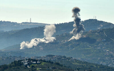 De la fumée s’élevant au-dessus du village d'Odaisseh, au sud du Liban, après un bombardement israélien, le 19 janvier 2024. (Crédit : Rabih Daher/AFP)